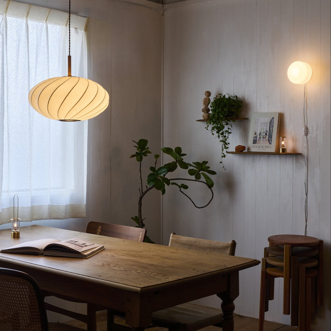 フロストガラスが光をやさしく拡散。眩しさを抑えた穏やかな明るさ。