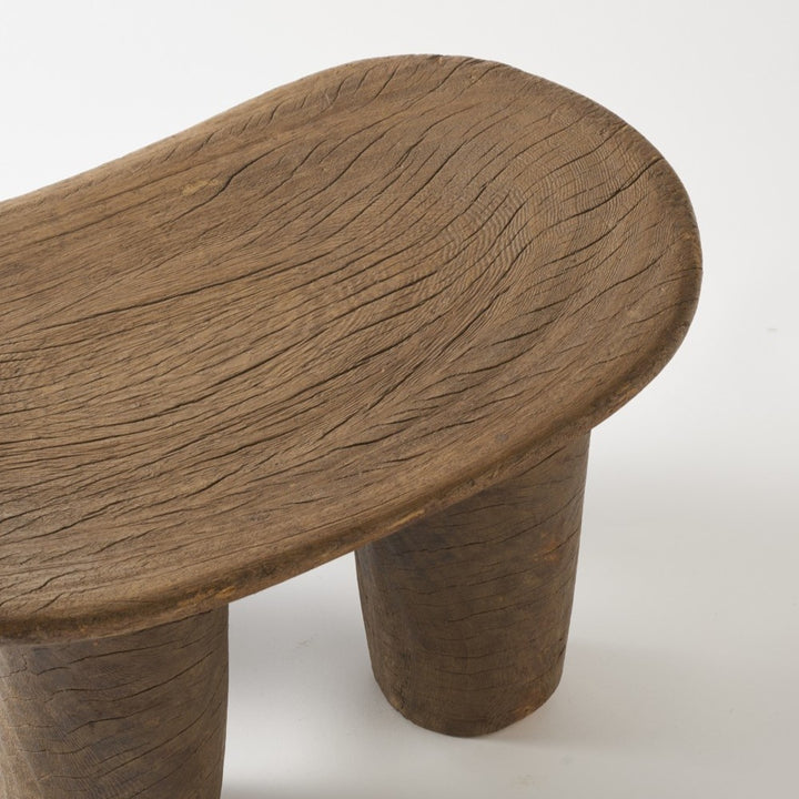 一つの木を丸ごと削り出す技法により、木そのものの生命力を感じられるのが魅力の一つ。