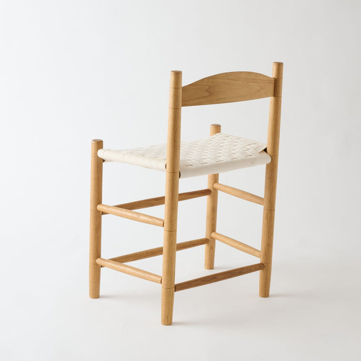 製作期間約3〜5か月の受注生産商品。職人が1脚ずつ丁寧に製作します。