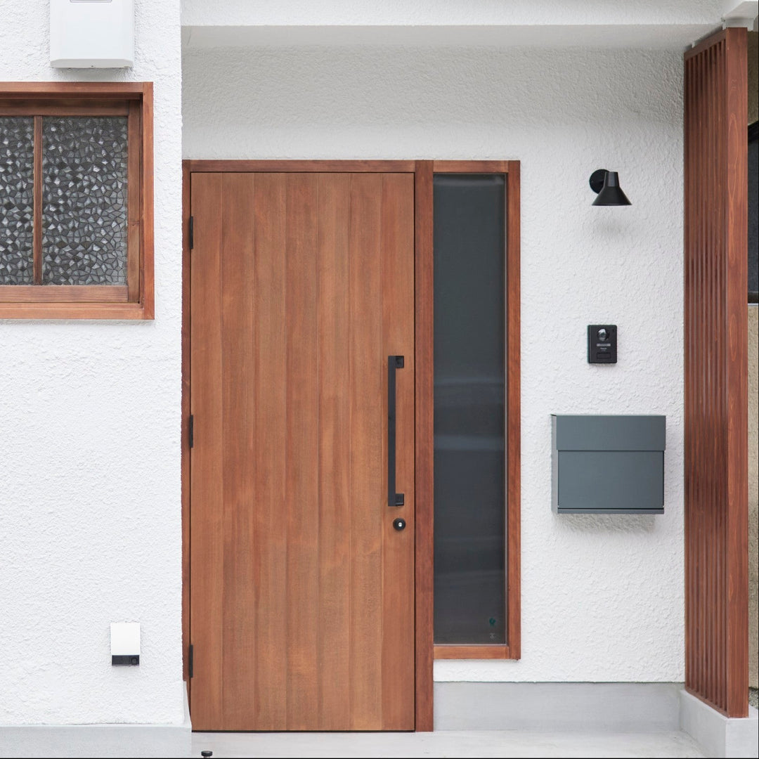 シンプルでありながら上質な存在感。玄関まわりをスマートに演出します。