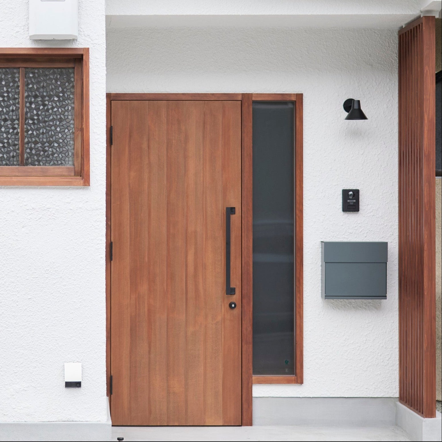 シンプルでありながら上質な存在感。玄関まわりをスマートに演出します。