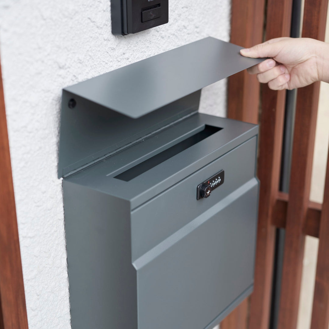 フタ部分に手を掛けると現れる投函口。外から見えないすっきり設計。