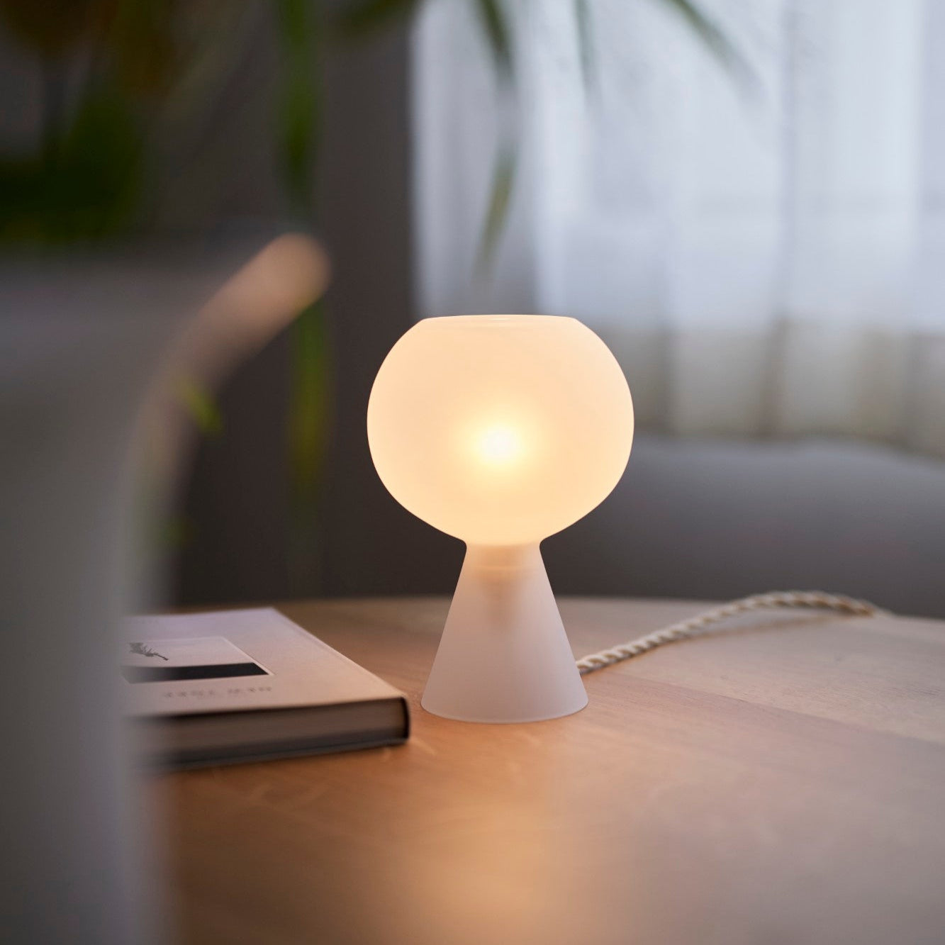 置き型用の変換アダプタ（別売り）は付属しています。