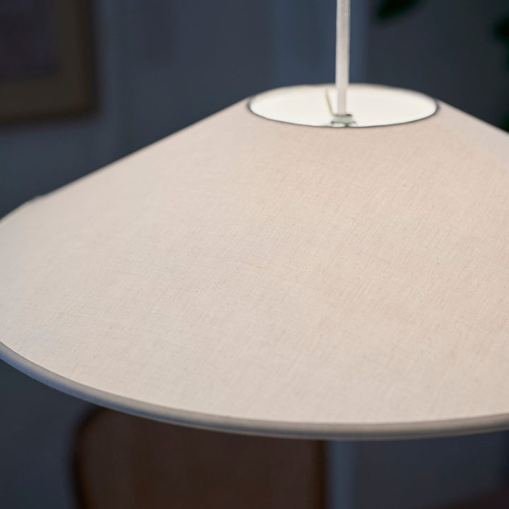 布の質感がやわらかく浮かび上がる。光と素材の調和が魅力です。