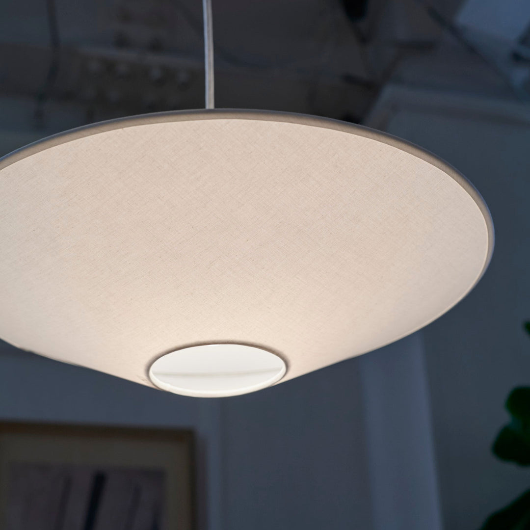 光源が直接目に入らない設計。食事や読書の時間も目に優しく。