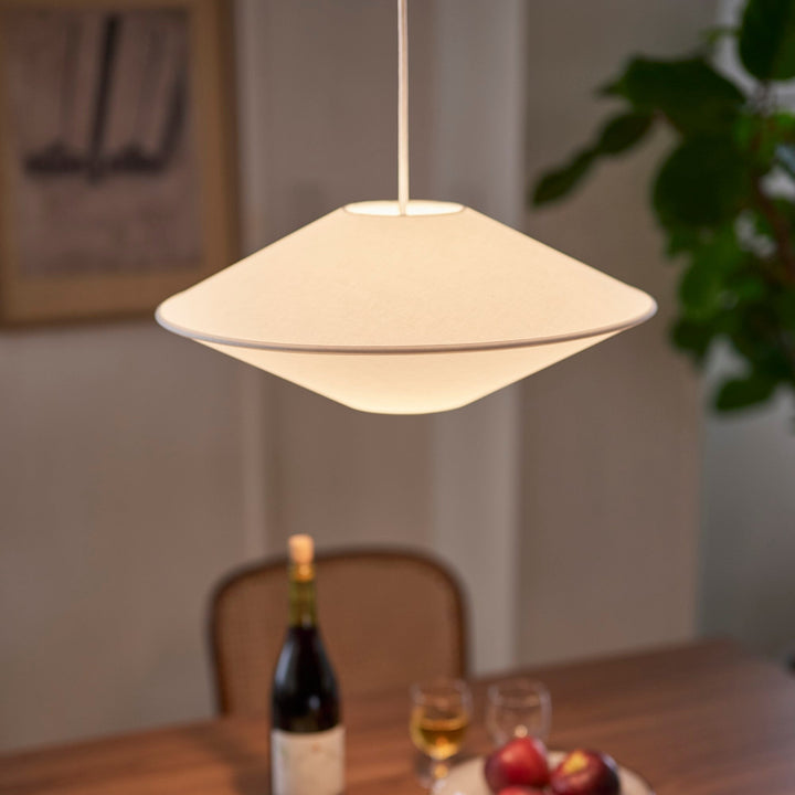 そろばんの珠を思わせる、どこか懐かしいフォルムのペンダントライト。