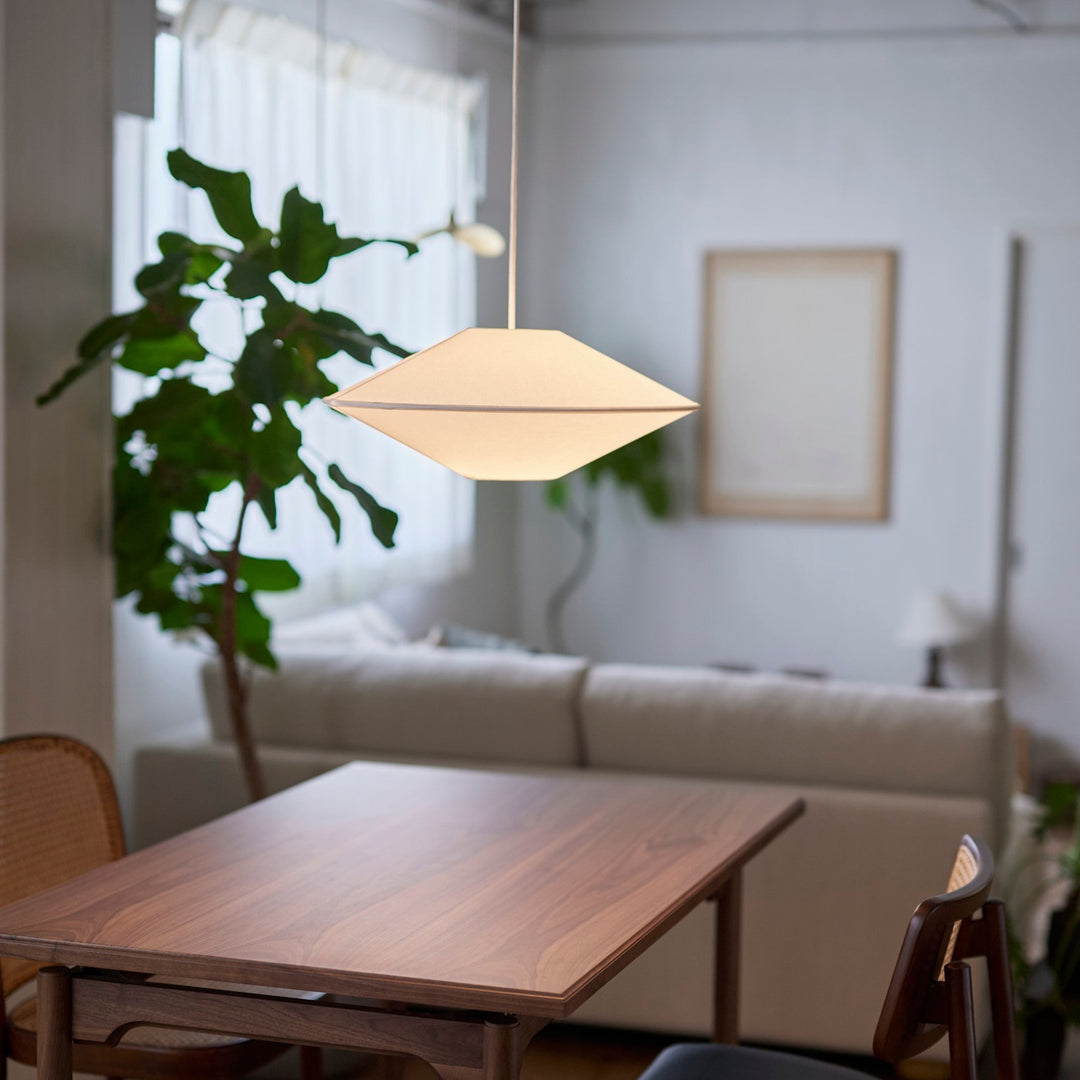 一度ふくらみ、すっとすぼまる。独特のラインが空間にリズムを与えます。