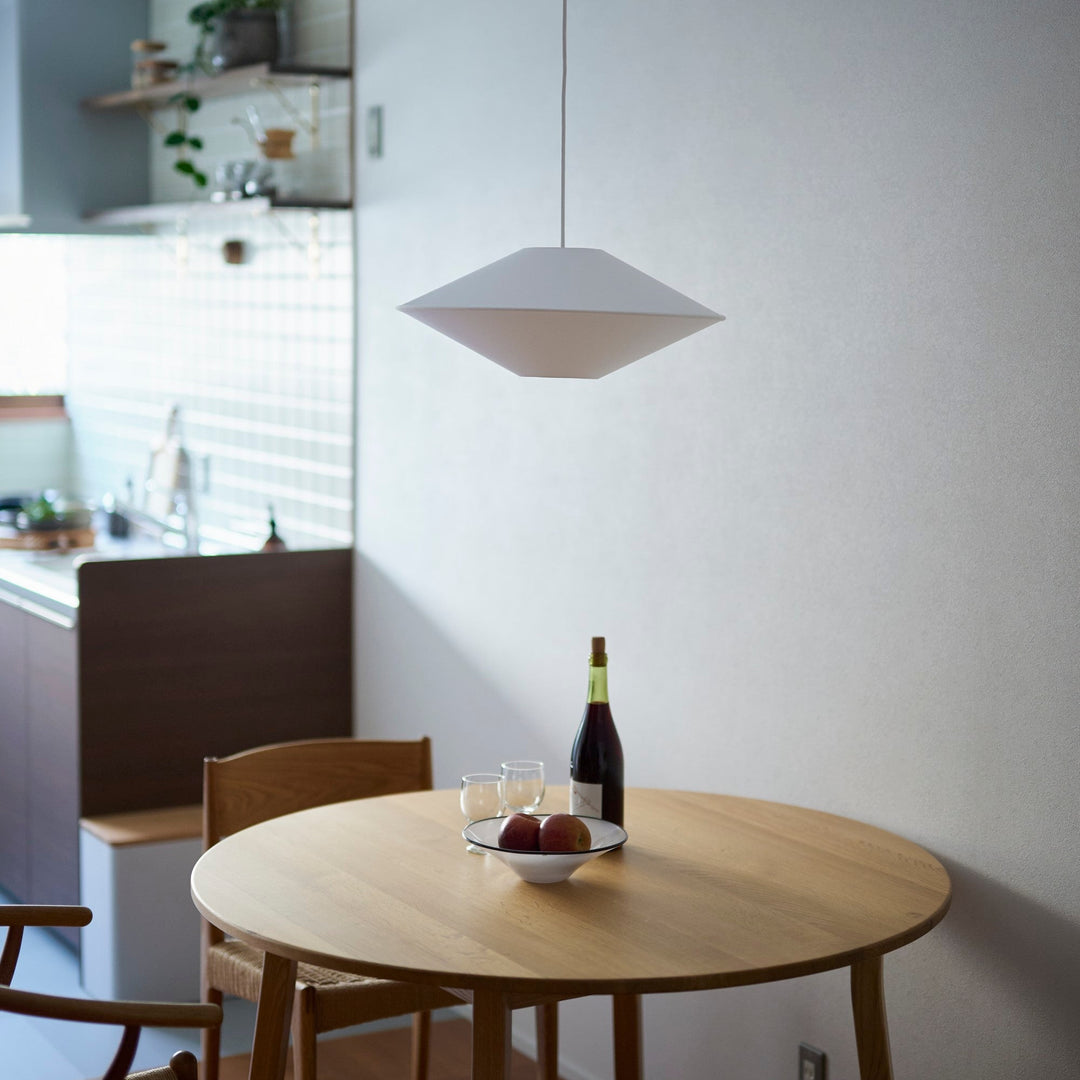 直径110㎝のダイニングテーブルの上に。食卓がやさしい空気に包まれます。（サイズ：M）