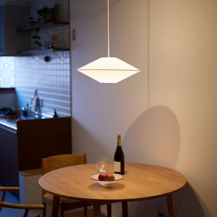 付属電球は60W。穏やかな明るさで部屋を包み込みます。LED電球にも交換可能。