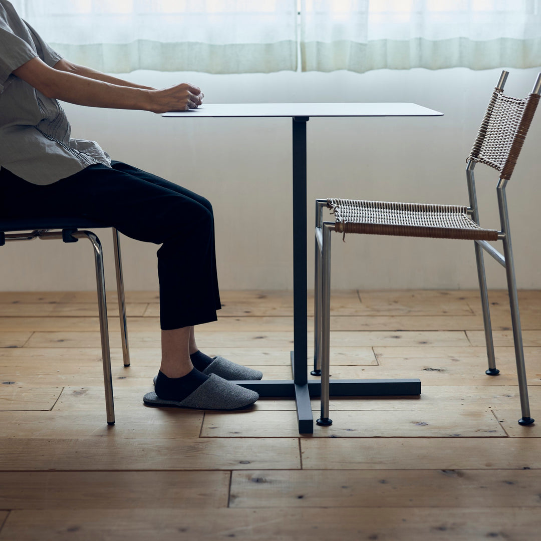 天板下に幕板がないので足元も広々使えて、見た目にもすっきりとした印象に。