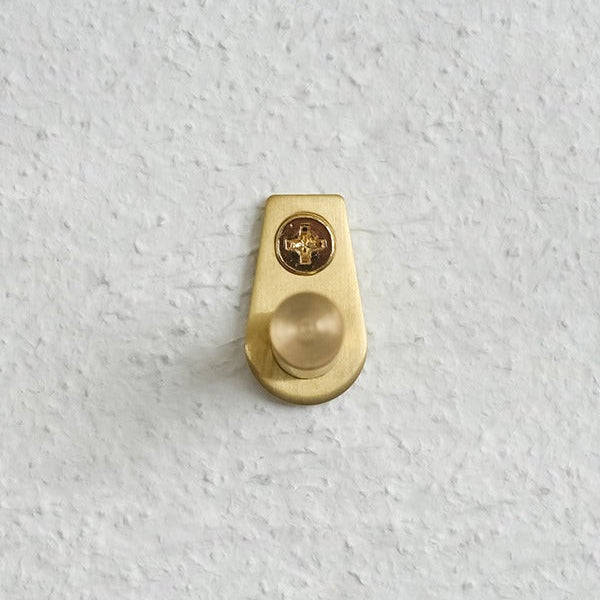 幅約1.5cm、奥行き約3cmの手のひらサイズ。コンパクトな美しさ。