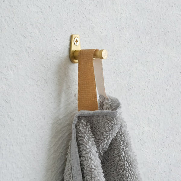 「ちょっとここにモノを掛けられたら」。そんな細やかな願いに応えるフック。