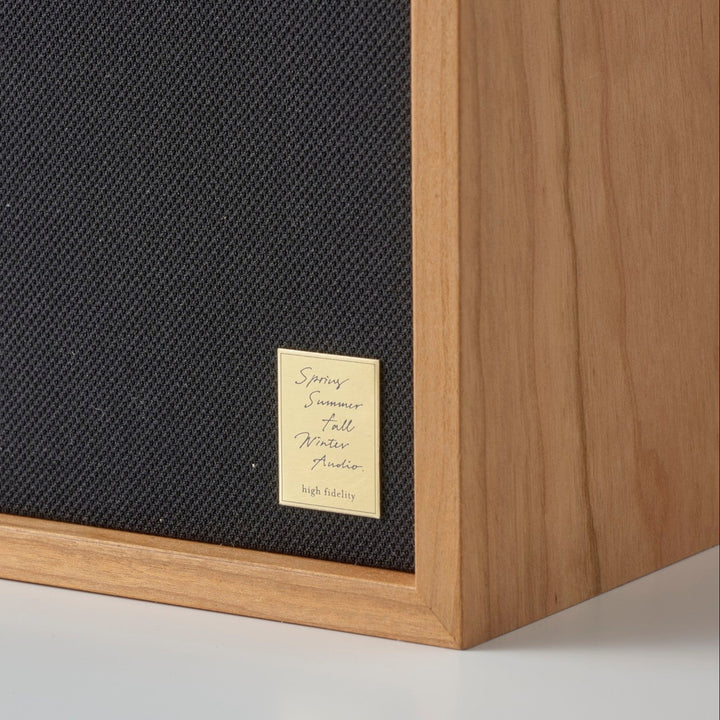 Spring Summer Fall Winter Audio のロゴがささやかなアクセント。