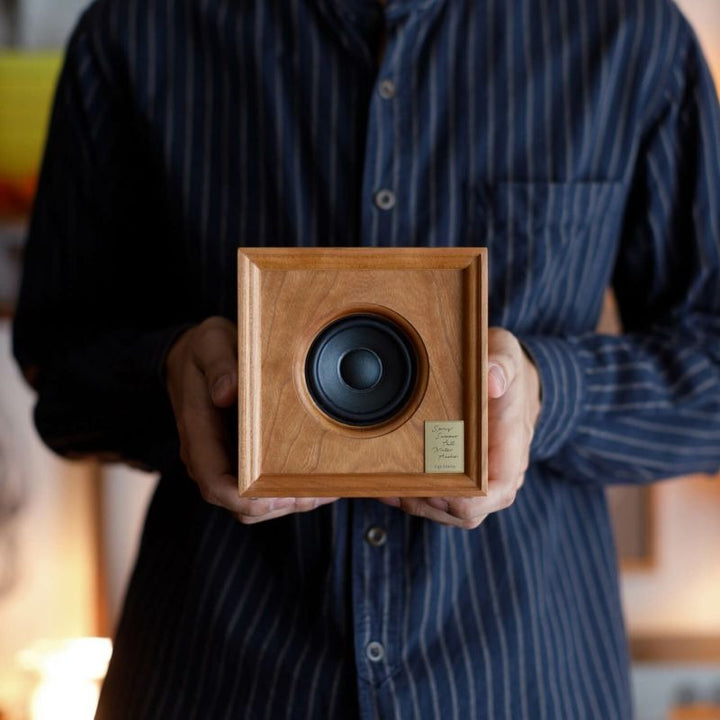 赤みのあるブラウンカラーのチェリー材は、経年変化で深い色合いに変化します。