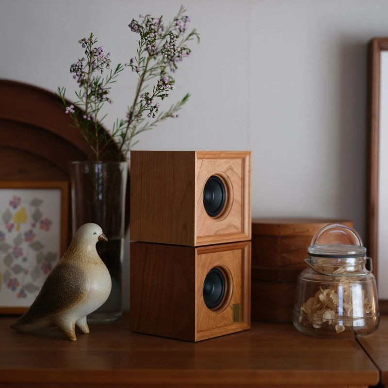 書斎の片隅、本棚の隅、デスクの上。限られたスペースにもすっと収まります。