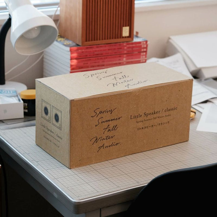 Spring Summer Fall Winter Audio 専用のボックスに入れてお届けします。