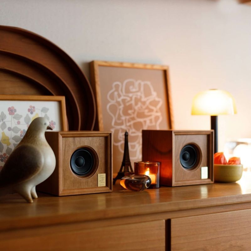 カラー：チェリー。まるで弦楽器が奏でるような、自然な響きが魅力です。