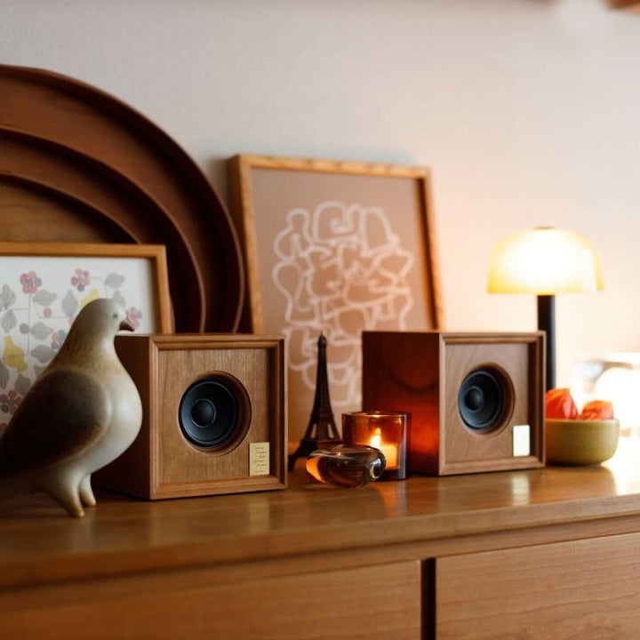 カラー：チェリー。まるで弦楽器が奏でるような、自然な響きが魅力です。