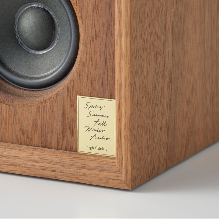 Spring Summer Fall Winter Audio のロゴがささやかなアクセント。