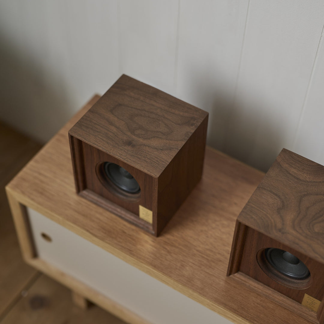 内部まですべて無垢材を使用。チェリーまたはウォルナットからお選びいただけます。