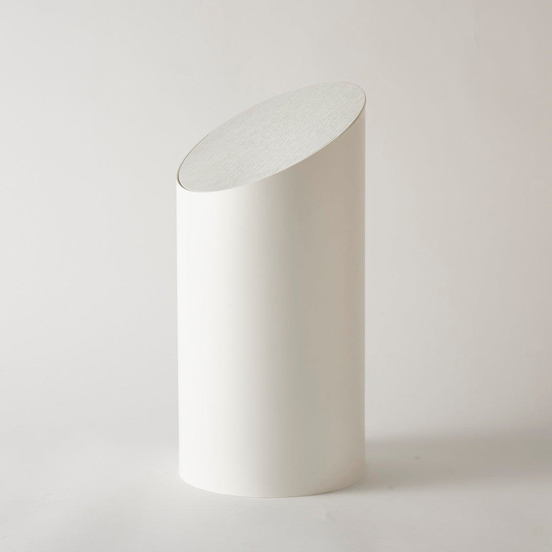 White：清潔感のある白が、北欧テイストやナチュラルな空間に調和します。