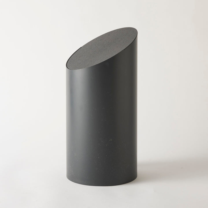 Black：凛としたマットな黒が、モダンな空間を引き締めます。