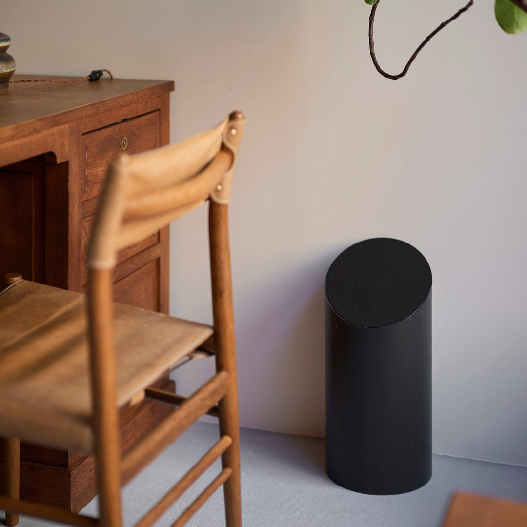 リビングのソファ横に、デスクの足元に。主張しすぎないオブジェのような存在感。