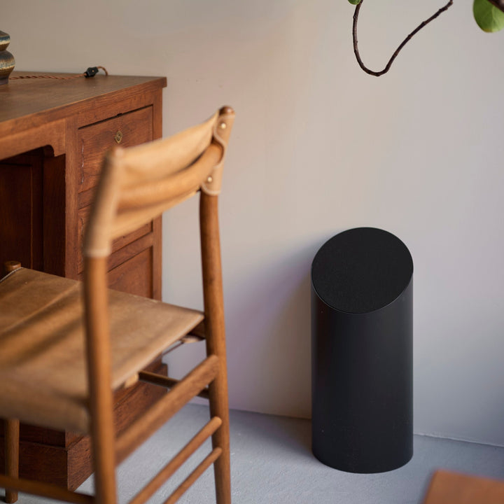 リビングのソファ横に、デスクの足元に。主張しすぎないオブジェのような存在感。