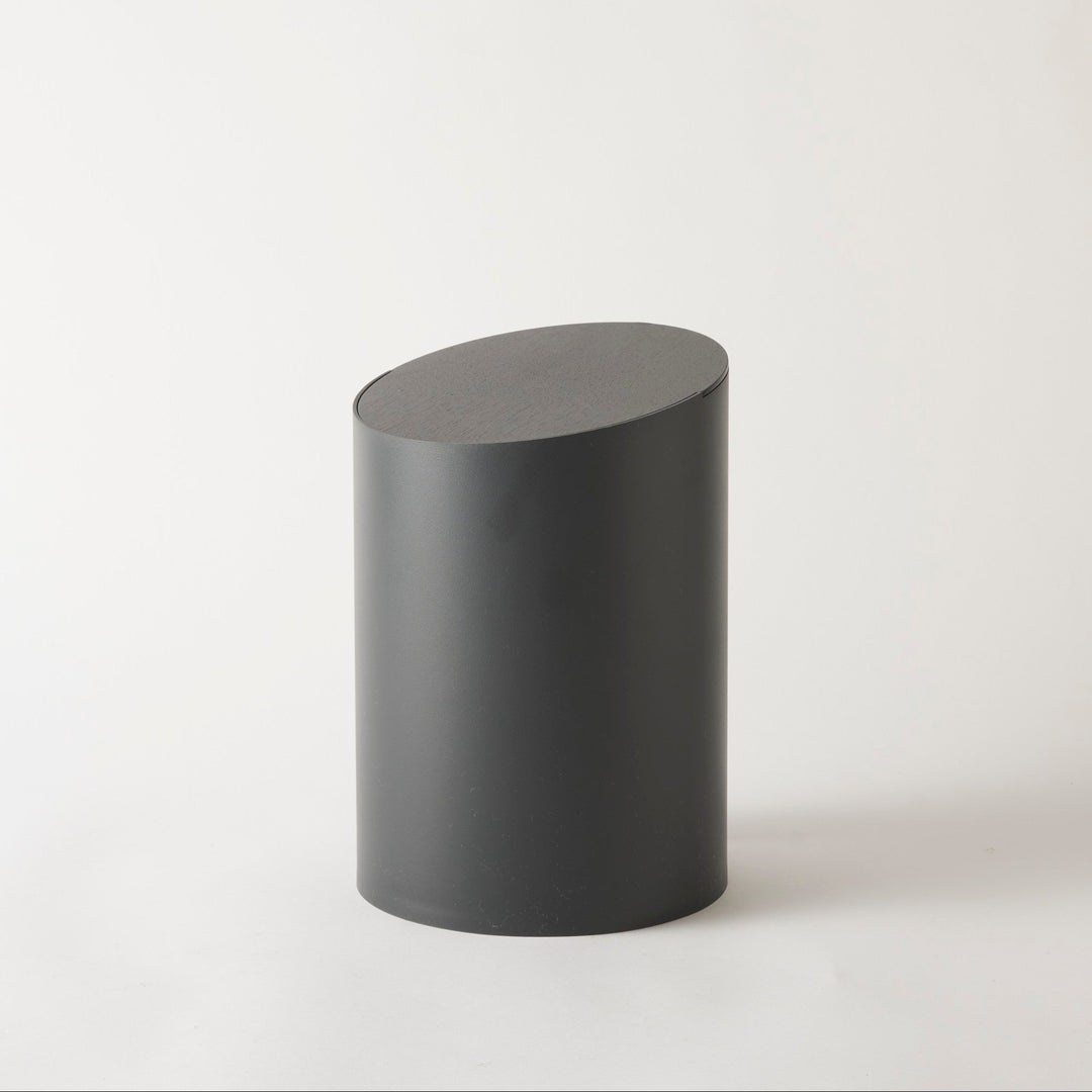 Black：凛としたマットな黒が、モダンな空間を引き締めます。