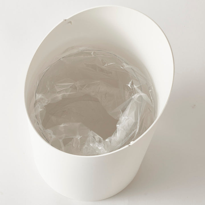 付属の透明な袋止めをセットすれば、ゴミ袋の端が外から見えない設計。