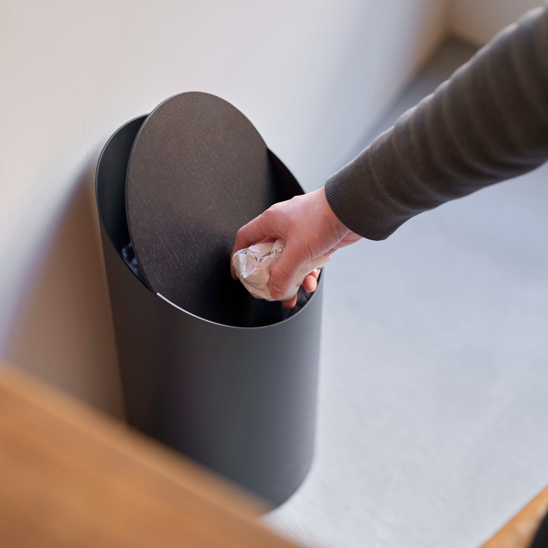 蓋を軽く押すとゆるりと開き、手を離すとゆっくりと閉じる。金具を一切使わない独自構造。