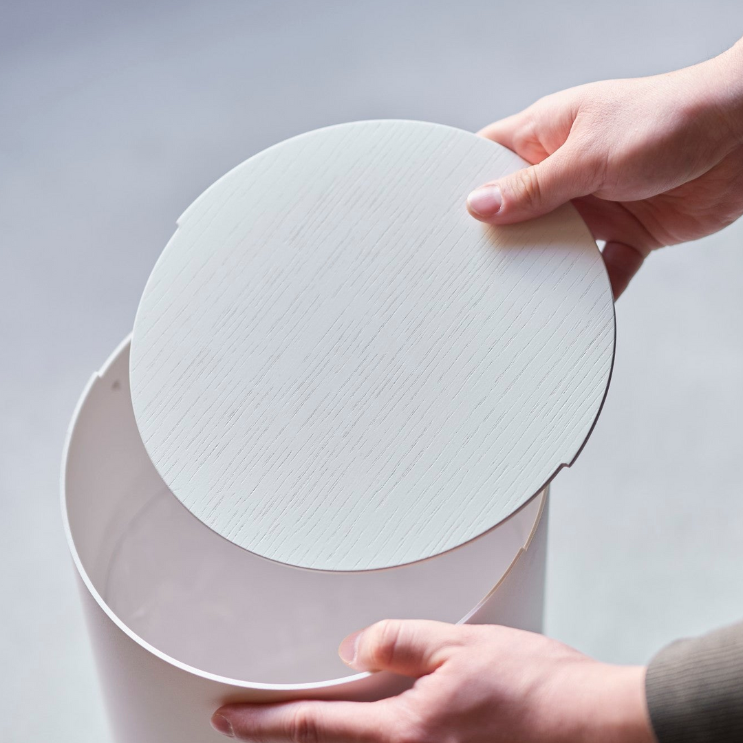 蓋には天然木突板を採用。木目の表情がそれぞれ異なり、自然素材ならではの温もりを添えます。