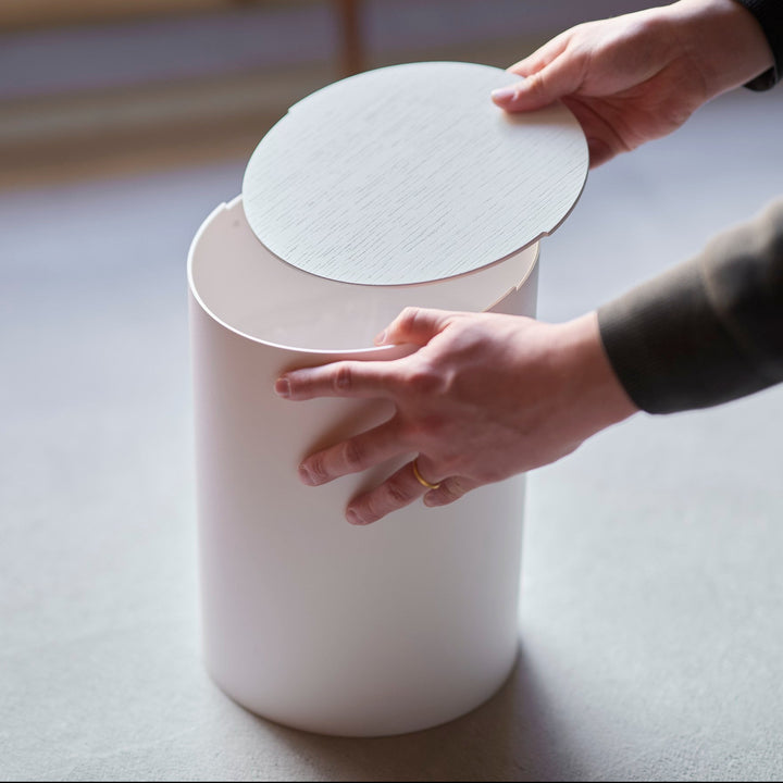 蓋は本体の上に載せるだけのシンプルなつくり。手軽に取り外してお手入れいただけます。