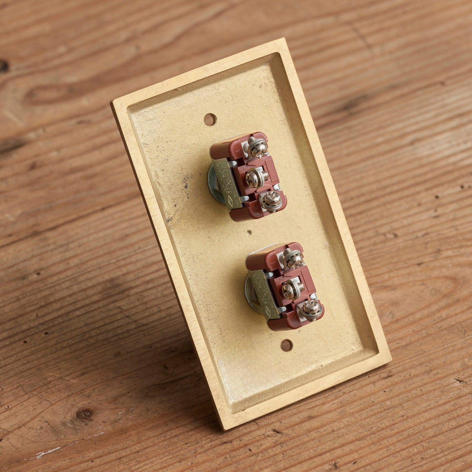 受注生産】スイッチカバー | トグルスイッチプレート 2口・縦 | 真鍮