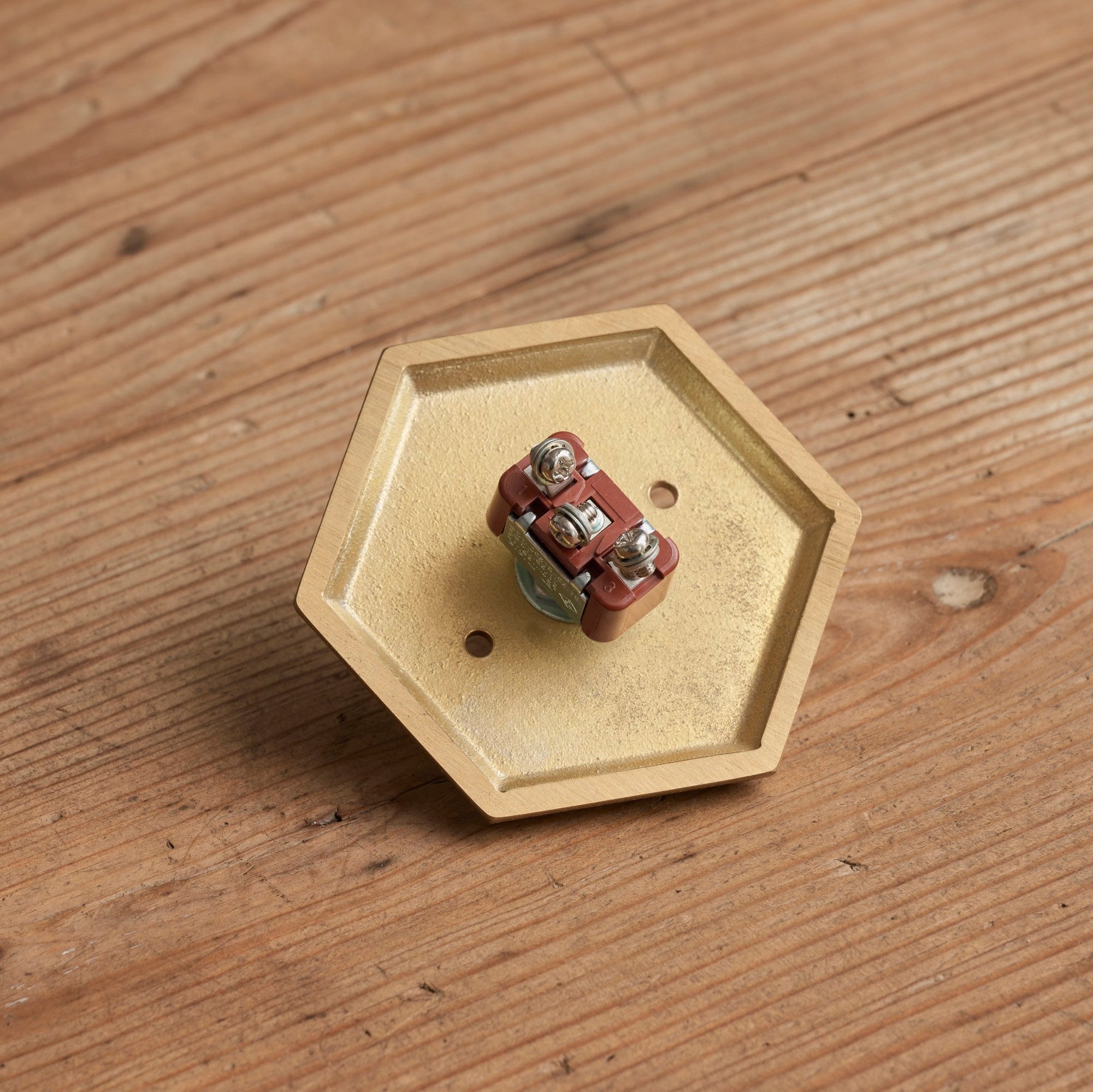 受注生産】スイッチプレート 六角 – tiflo