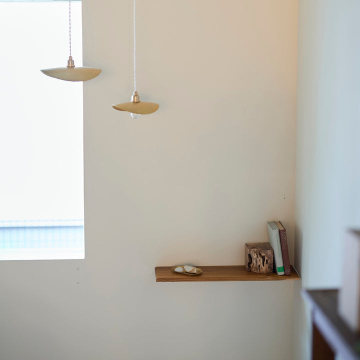 壁に浮かぶチーク材の美しさ。棚受け一体型ウォールシェルフです。（サイズ：600）