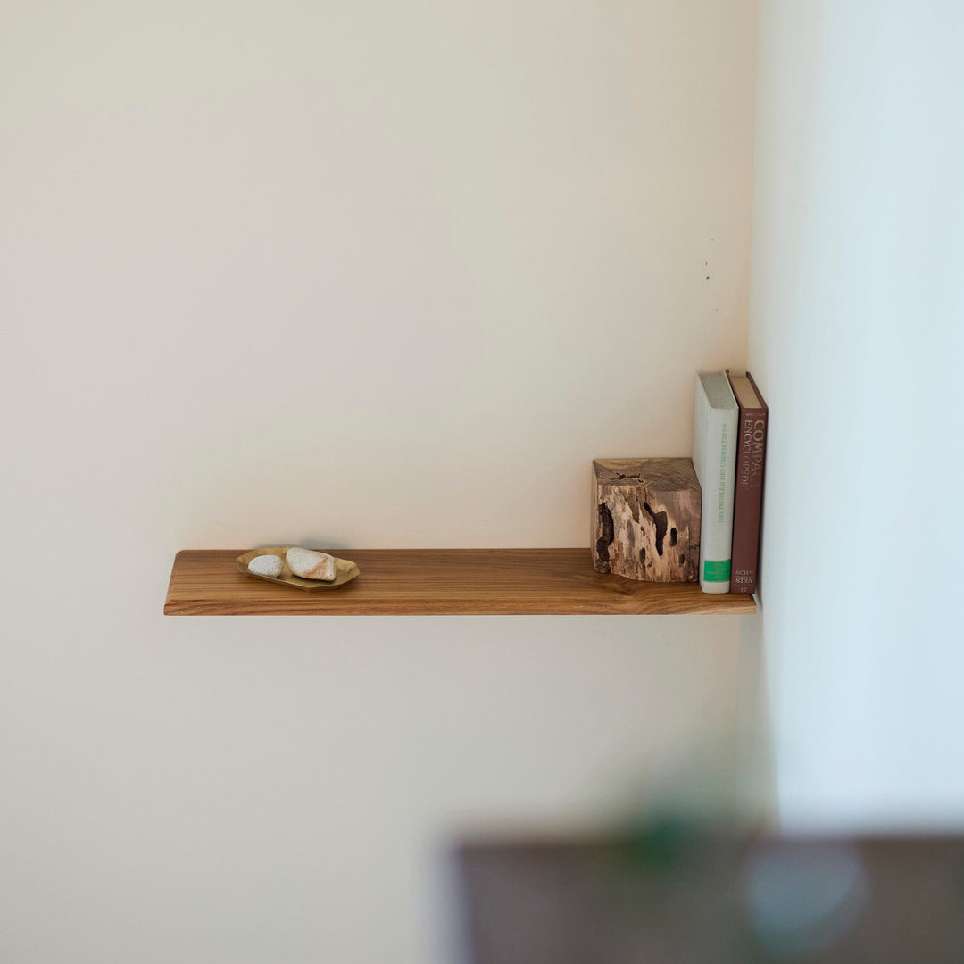 チーク無垢材を使用。油分を多く含み、耐久性に優れた木材です。