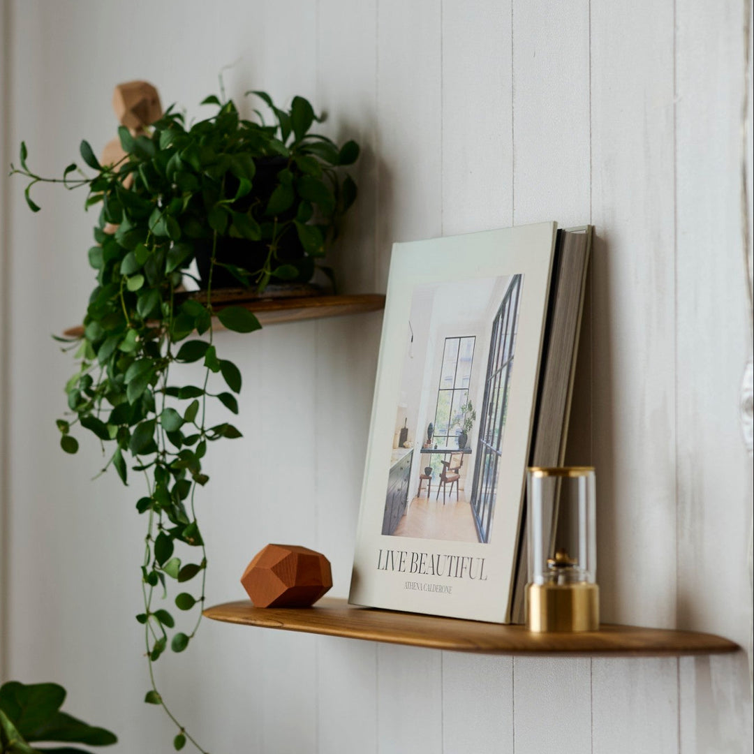 壁に浮かぶチーク材の美しさ。棚受け一体型ウォールシェルフです。