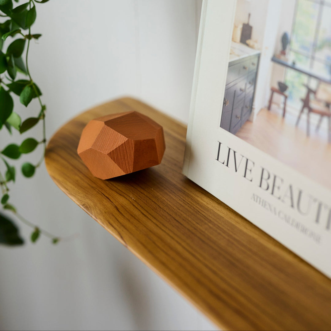 ウレタン仕上げで日常の使いやすさを確保。お手入れも簡単です。