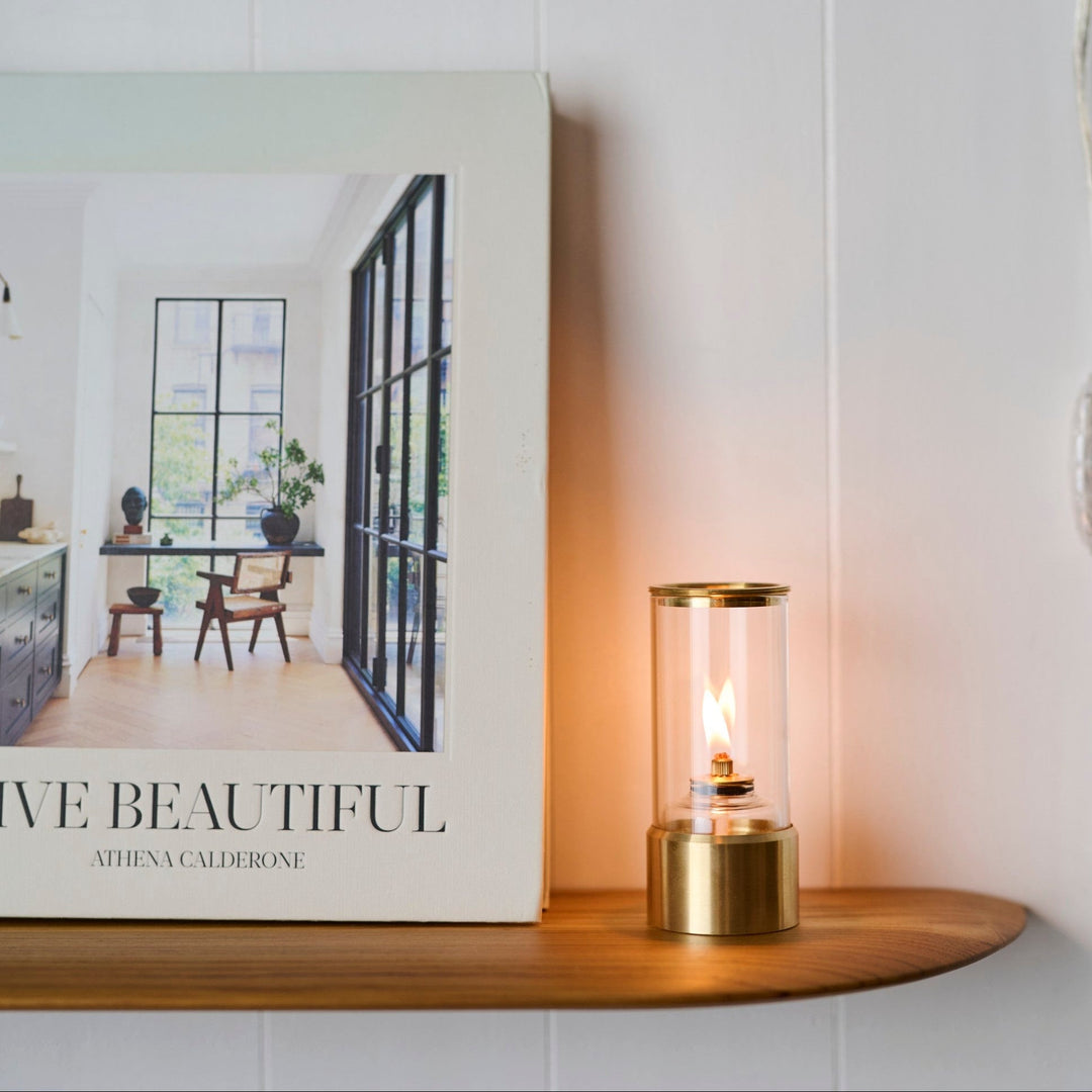 正面からはシャープに、横から見るとやわらか。絶妙な曲線美です。