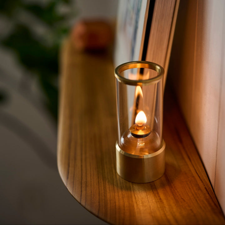 チーク無垢材を使用。油分を多く含み、耐久性に優れた木材です。