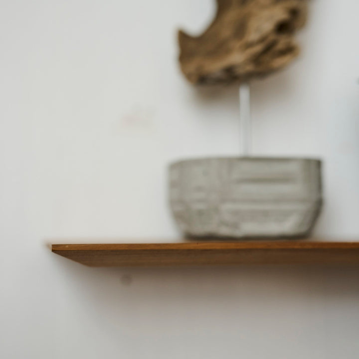 薄く削ぎ落とされた縁。横顔の美しさが際立つデザインです。