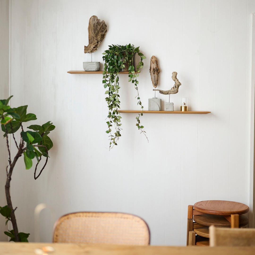 壁に浮かぶチーク材の美しさ。棚受け一体型ウォールシェルフです。