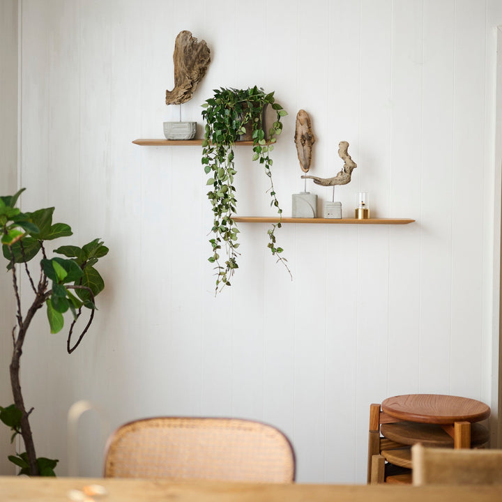 壁に浮かぶチーク材の美しさ。棚受け一体型ウォールシェルフです。