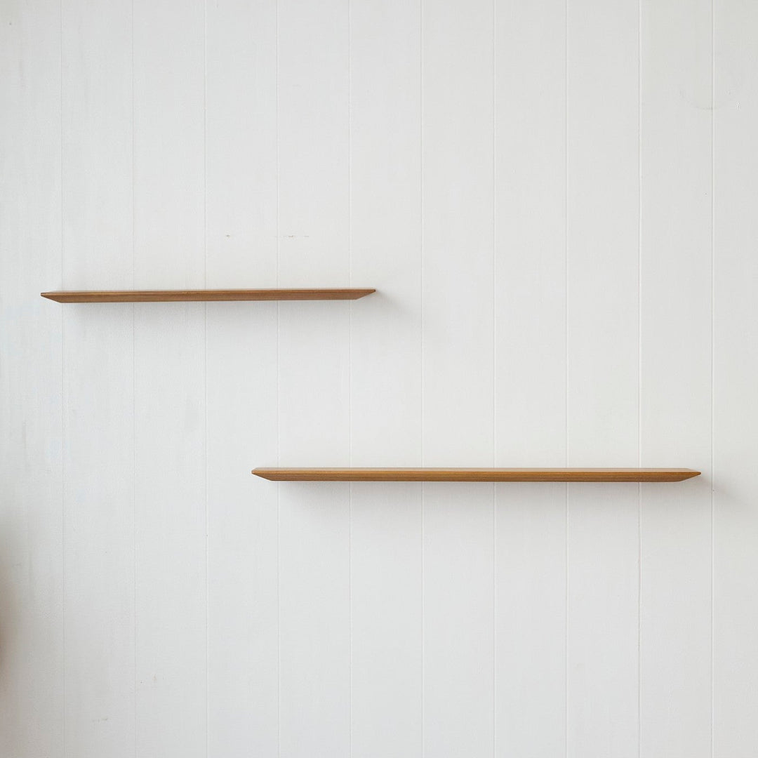 壁に浮かぶような軽やかさ。金具が見えないシンプルデザインです。