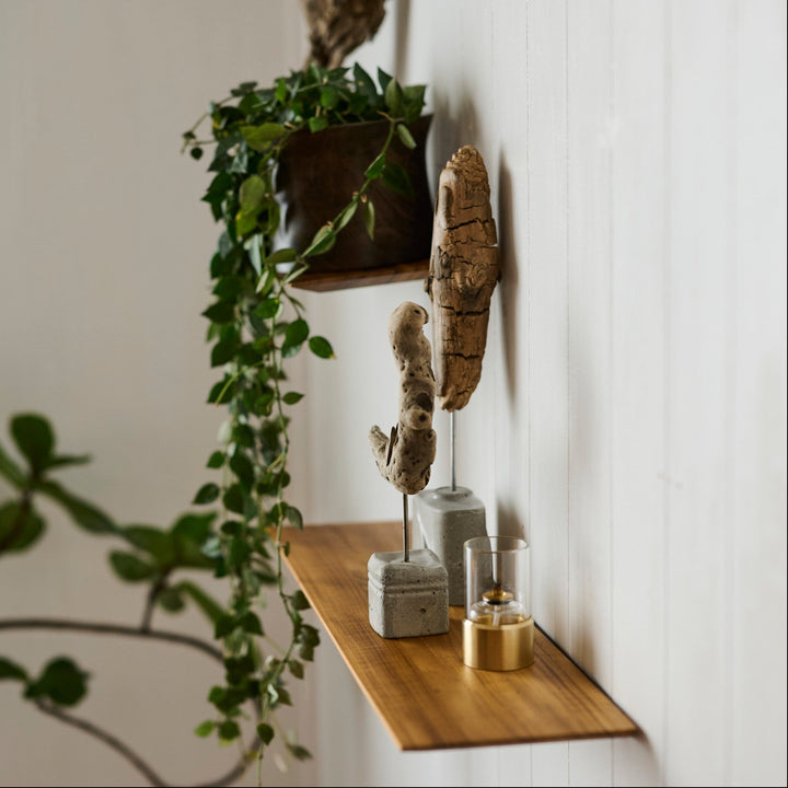 チーク無垢材を使用。油分を多く含み、耐久性に優れた木材です。