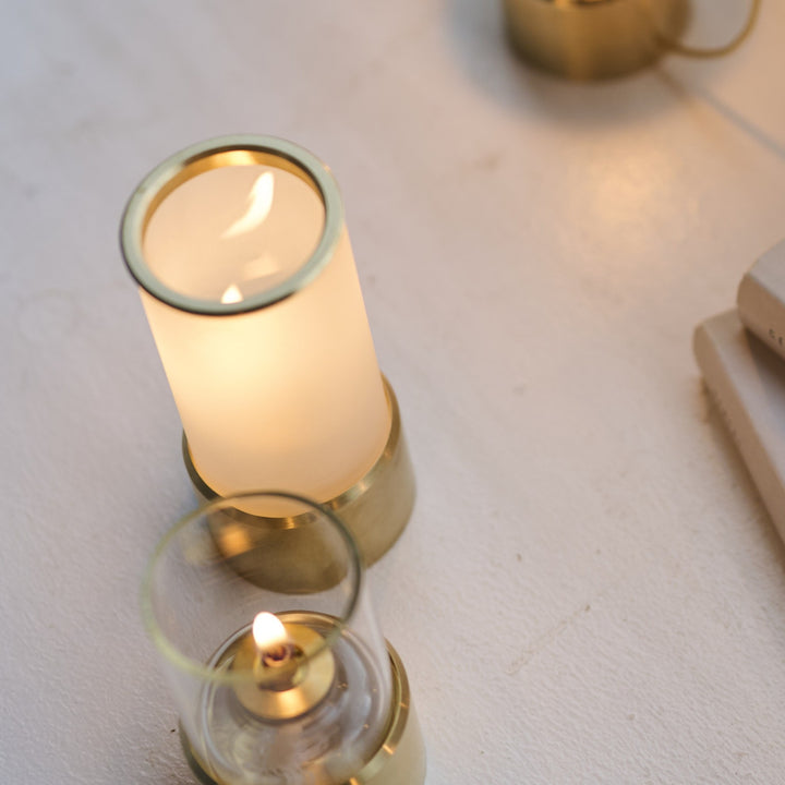 フロストガラスから覗くゆらぎ。
曖昧な炎の輪郭を楽しむオイルランプです。