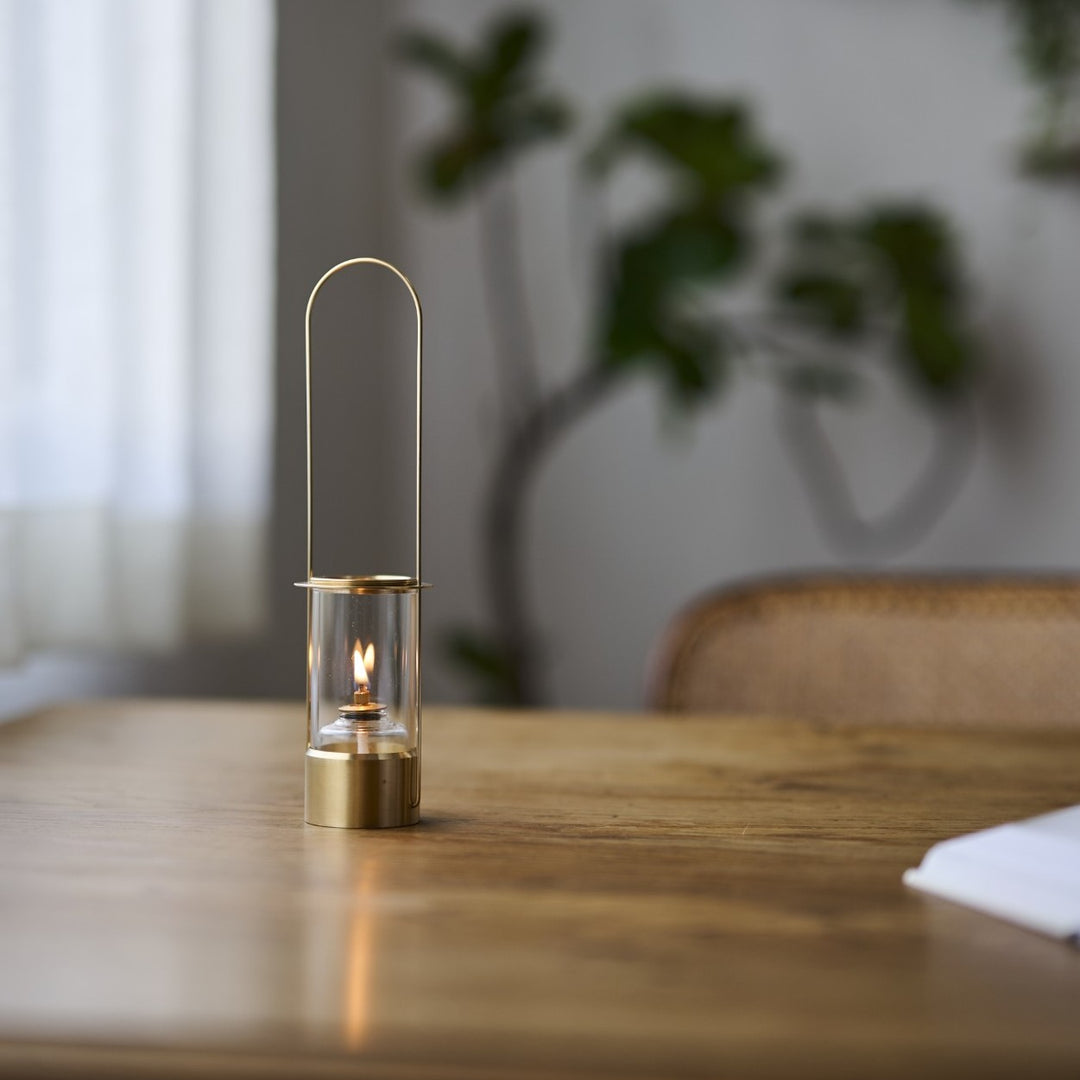 壁掛け・置き型両用で転倒しにくい安定設計です。