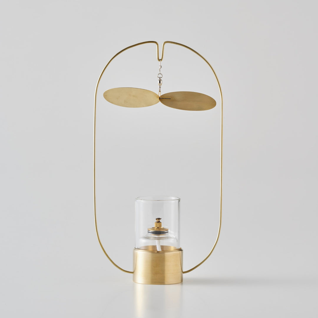 炎の熱で旋回する羽根。
気流の動きを楽しむオイルランプです。