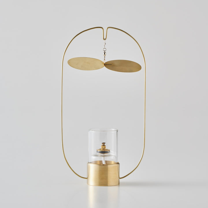 炎の熱で旋回する羽根。
気流の動きを楽しむオイルランプです。